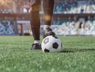 Man som spelar fotboll