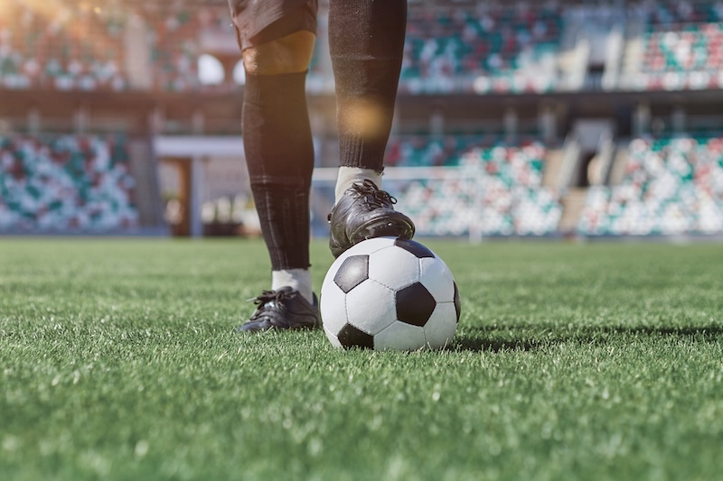 Man som spelar fotboll